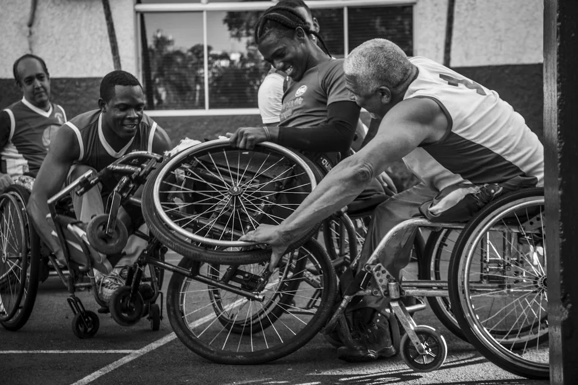 Rolstoelsporters die samen intensief sporten
